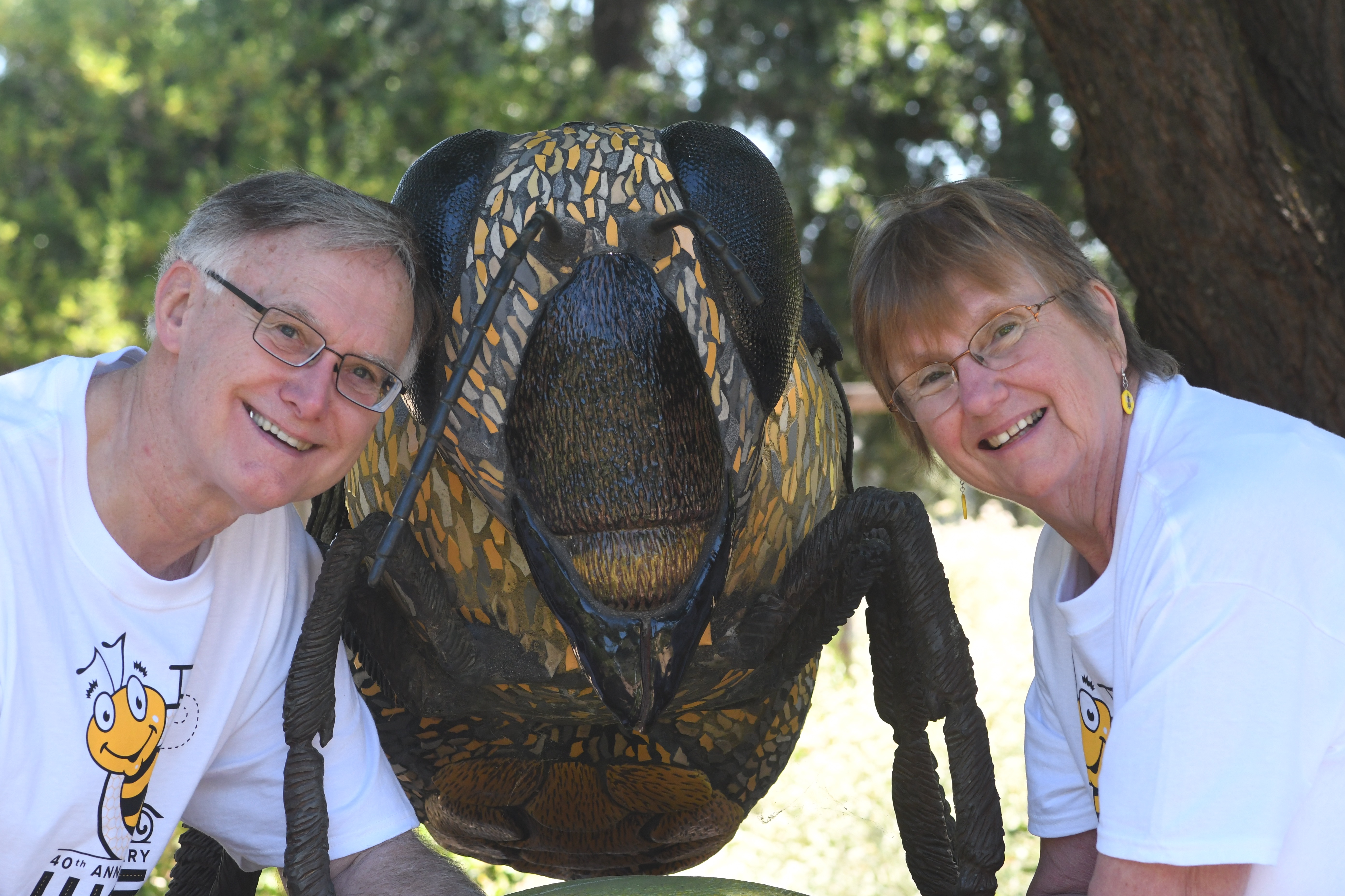 Eric Mussen and his wife, Helen, pose in front of Miss Bee Haven, a sculpture created by artist Donna Billick of Davis in the UC Davis Bee Haven. This image was taken in 2017 when the Western Apicultural Society met at UC Davis for its 40th anniversary celebration. Mussen was a co-founder of WAS and served six terms as president. (Photo by Kathy Keatley Garvey)